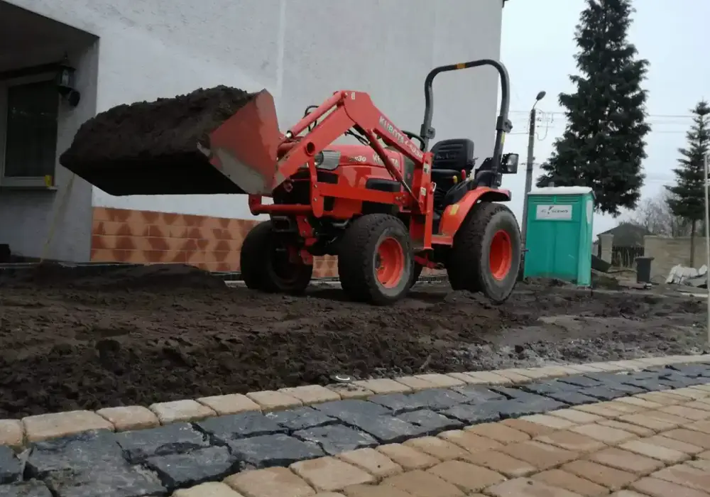 Ile taczek ziemi z wywrotki? Proste przeliczenie i porady