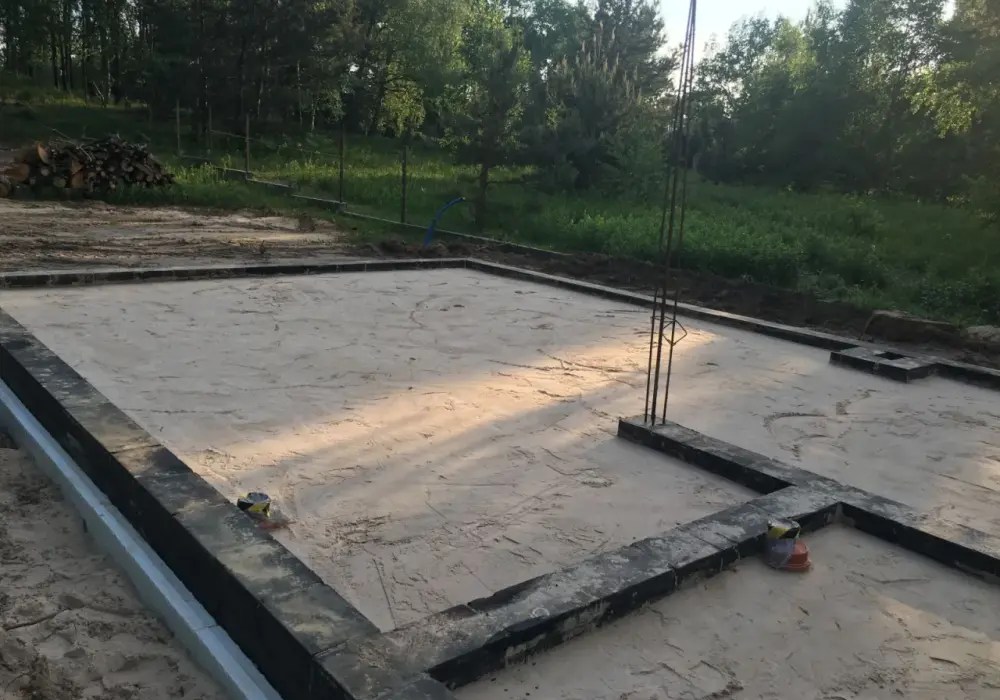 Dlaczego Nie Warto Zostawiać Odkrytych Fundamentów Domu na Zimę