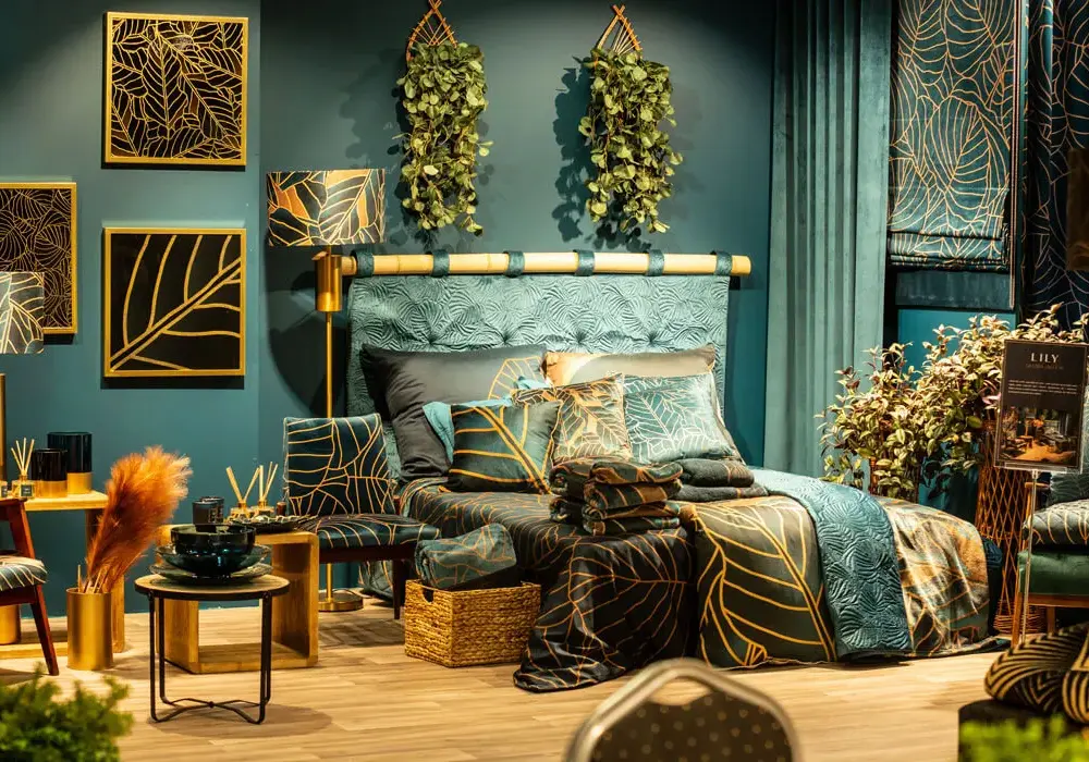Sypialnia butelkowa zieleń i drewno - inspirująca stylistyka i dodatki