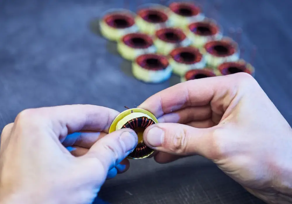 Jak zrobić elektromagnes z gwoździa? Prosty poradnik DIY