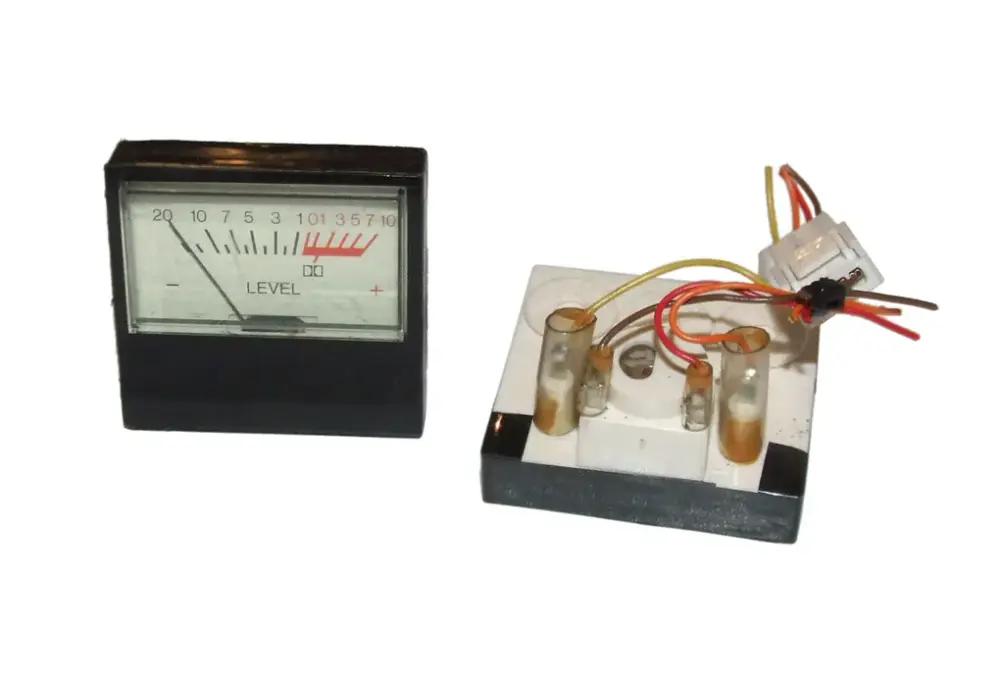 Wskaźnik wysterowania wychyłowy - czym jest i jak działa? Kluczowe zastosowania w sprzęcie audio i elektronice