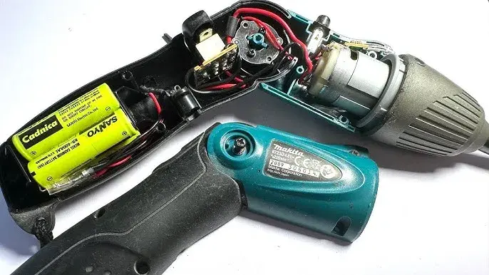 Jak otworzyć baterię Makita 12V? Bezpieczny demontaż krok po kroku