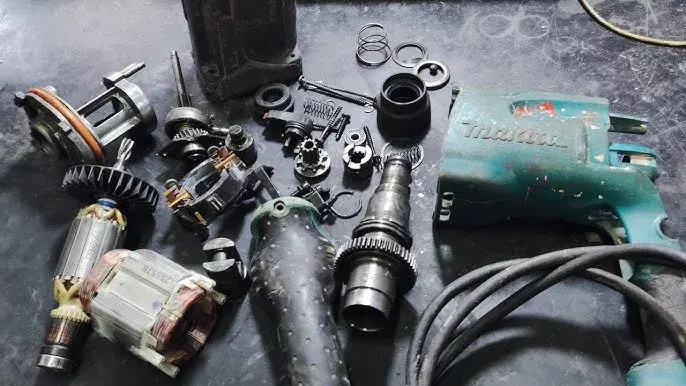 Makita HR2470: Jak samodzielnie zdemontować i naprawić?