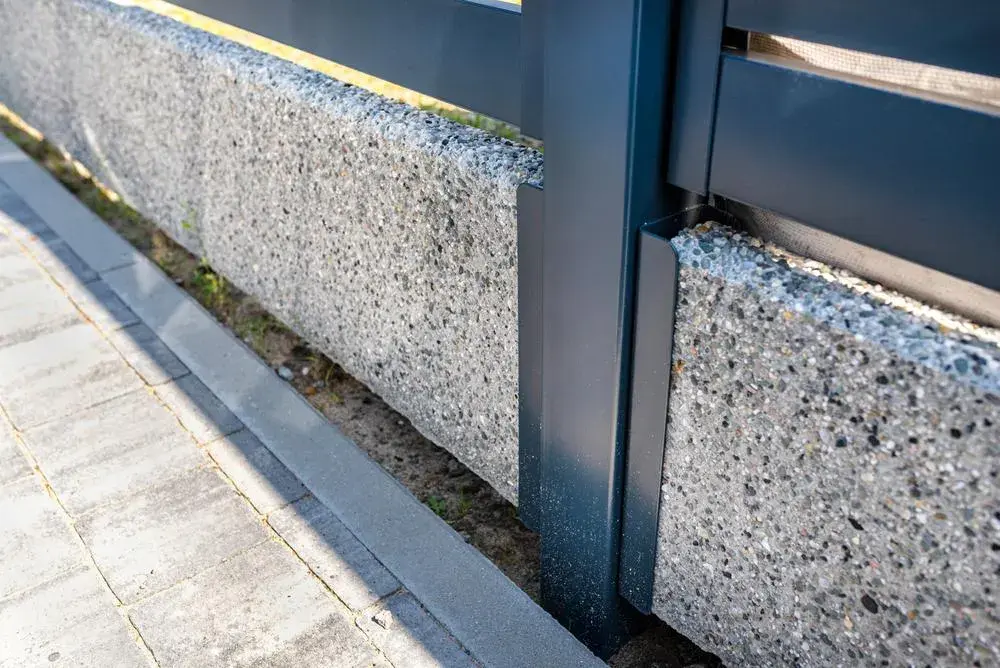 Jaki beton wybrać na fundament ogrodzenia? Poznaj najlepsze rodzaje betonu na solidną podstawę.