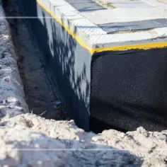 Jak właściwie zabezpieczyć fundamenty domu przed wilgocią i wodą? Najlepsze materiały do smarowania fundamentów