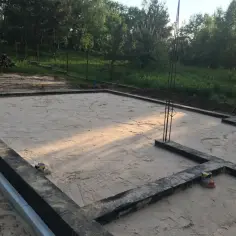 Dlaczego Nie Warto Zostawiać Odkrytych Fundamentów Domu na Zimę
