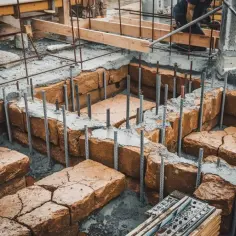 Jak skutecznie wzmocnić stary fundament - porady ekspertów