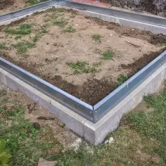 Jak zbudować trwały fundament pod szklarnię? Rodzaje materiałów i wskazówki krok po kroku