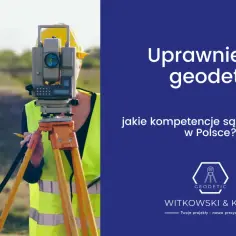 Geodeta w kamizelce odblaskowej pracuje z tachimetrem na statywie.