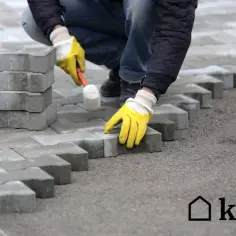 Ile łopat piasku na worek cementu pod kostkę? Praktyczny przelicznik