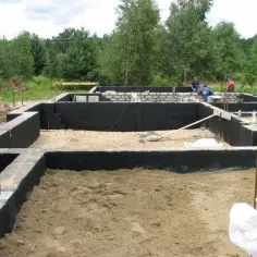 Jak głęboko należy posadowić fundamenty domu - kluczowe czynniki i zalecenia ekspertów