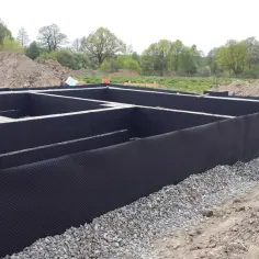 Jak prawidłowo przykleić styropian na fundamenty? Klucz do skutecznej izolacji fundamentów
