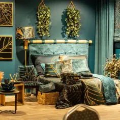 Sypialnia butelkowa zieleń i drewno - inspirująca stylistyka i dodatki
