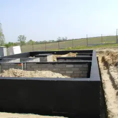 Jak wybrać odpowiednią masę bitumiczną na fundamenty - najważniejsze czynniki, rodzaje i aplikacja