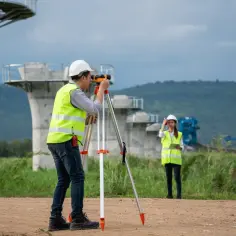 Geodeta w terenie: Kluczowe zadania, narzędzia i rola w budowie