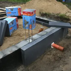 Styropian i materiały do izolacji fundamentów na placu budowy.