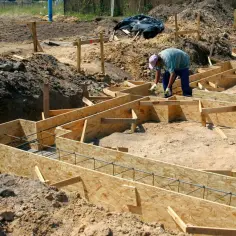 Jak prawidłowo wykonać szalunek pod fundament - poradnik krok po kroku