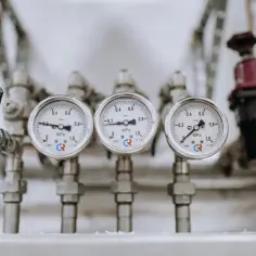 Pompy próżniowe sklep – jak wybrać odpowiednie urządzenie do swojej instalacji?