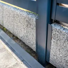 Jaki beton wybrać na fundament ogrodzenia? Poznaj najlepsze rodzaje betonu na solidną podstawę.