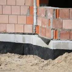 Jak prawidłowo zamontować folię kubełkową na fundamentach - poradnik krok po kroku