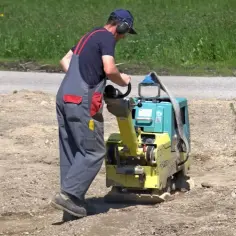 Wybierz najlepszą zagęszczarkę do fundamentów - kluczowe parametry i porady