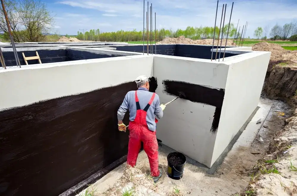 Zdjęcie Jak skutecznie zabezpieczyć stare fundamenty przed wilgocią - porady ekspertów