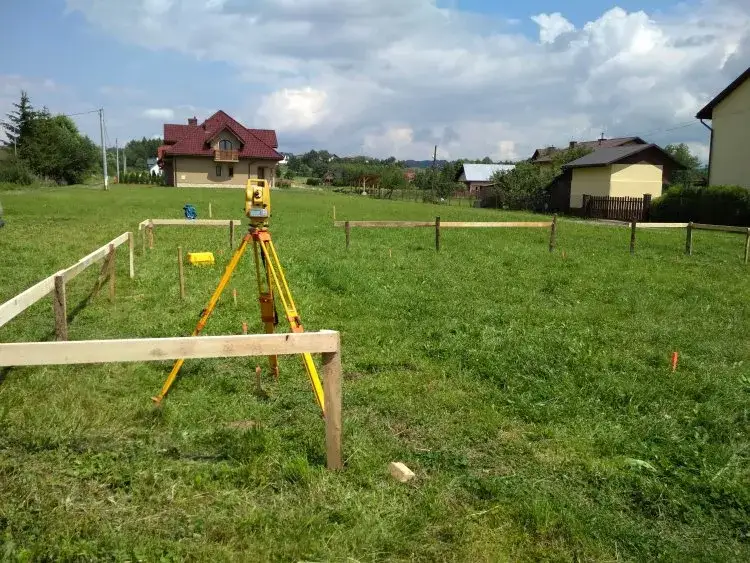 geodeta tyczenie budynku, paliki geodezyjne