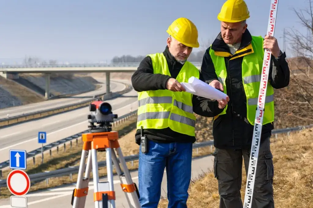 Ludzie rozmawiający o dokumentach geodezyjnych