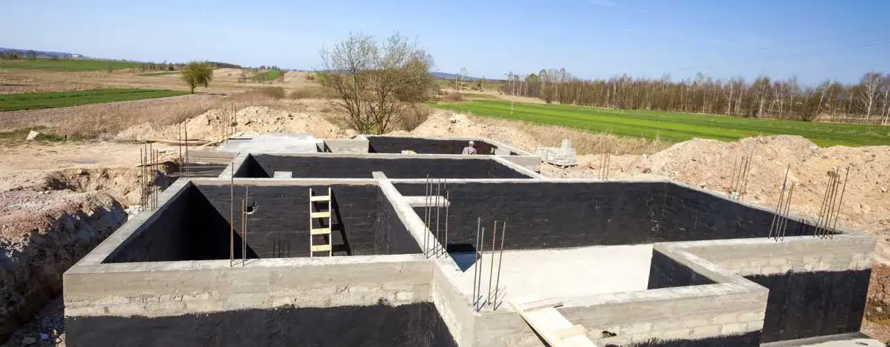 Zdjęcie Jak najlepiej wykończyć fundament domu? Skuteczne metody izolacji i ochrony fundamentów
