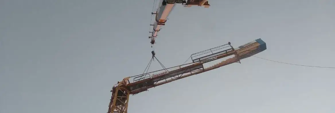 rodzaje dźwigów budowlanych porównanie, żuraw wieżowy samojezdny HDS minidźwig