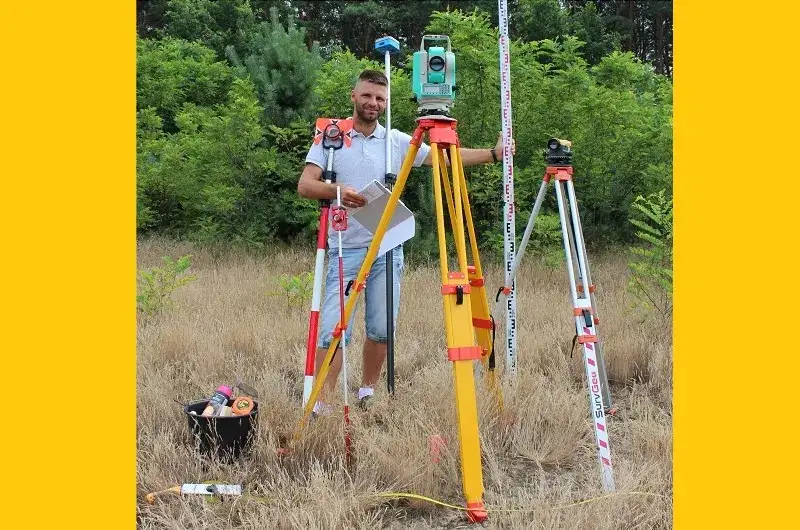Geodeta na budowie z tachimetrem