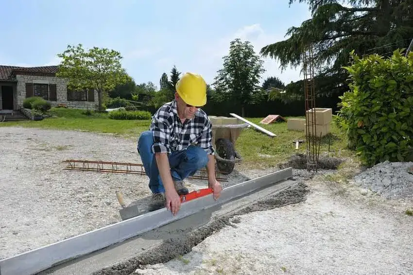 Zdjęcie Jak prawidłowo zbudować fundament pod bramę przesuwną - poradnik krok po kroku