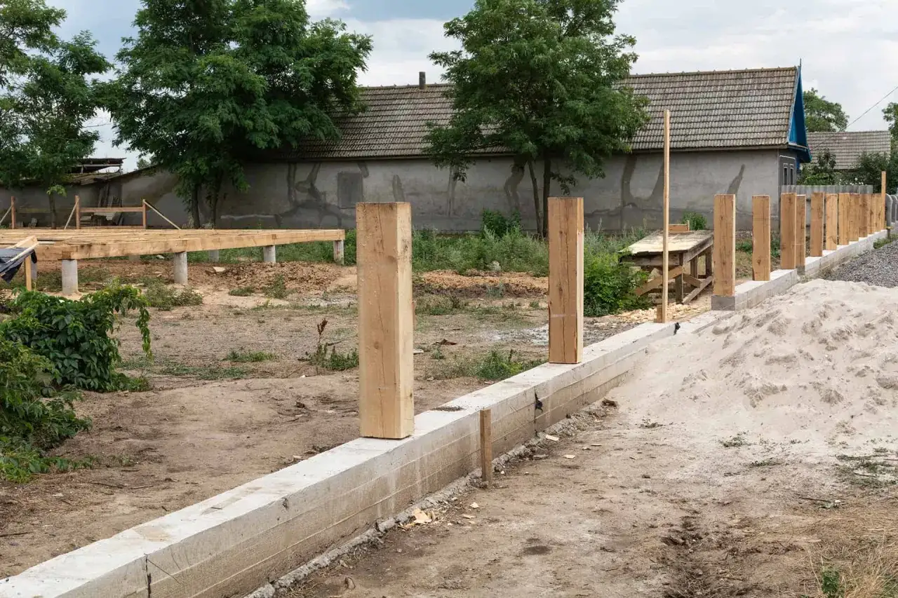 Zdjęcie Jak wykonać fundament pod ogrodzenie, aby uniknąć problemów na przyszłość