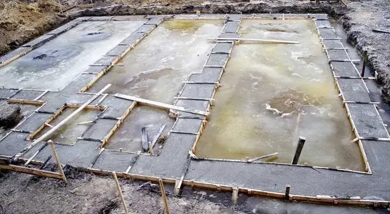Zdjęcie Dlaczego Nie Warto Zostawiać Odkrytych Fundamentów Domu na Zimę