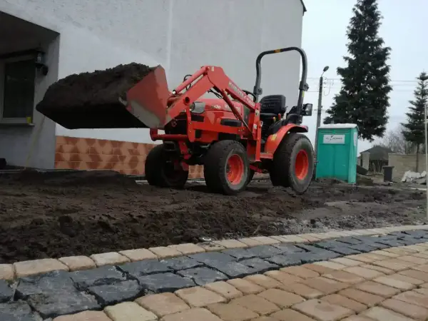 Ile taczek ziemi z wywrotki? Proste przeliczenie i porady