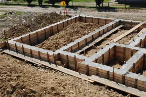 Jak zrobić fundament pod dom - poradnik budowlany krok po kroku