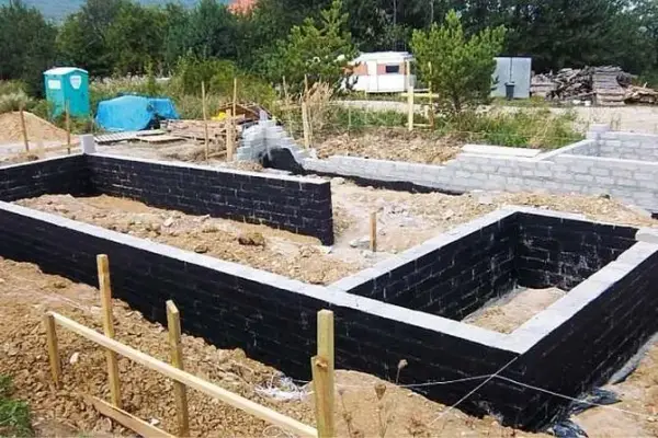 Jak uszczelnić przeciekający fundament: skuteczna naprawa krok po kroku