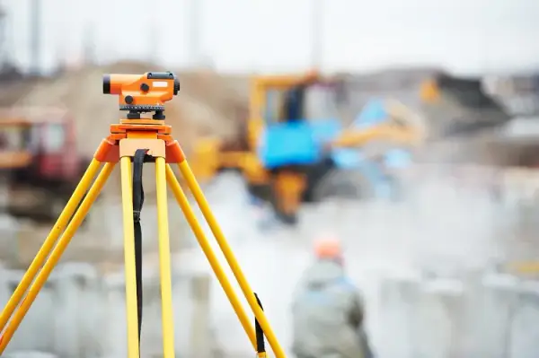 Jak geodeta mierzy działkę? Odkryj sekrety precyzyjnych pomiarów