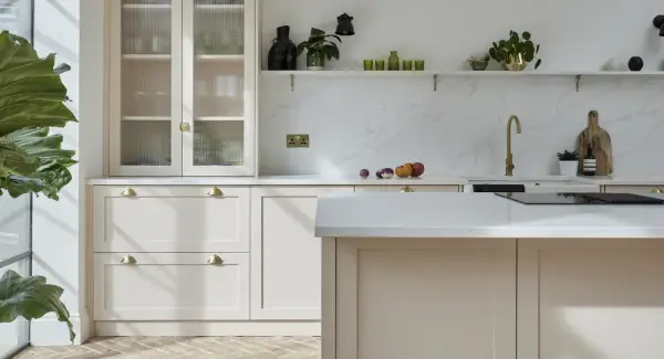 Nowoczesne kuchnie w duchu „cichego luksusu”: stonowany design, premium materiały, przemyślane okucia