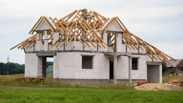 Ile kosztuje budowa domu 90 m2? Zaskakujące koszty, które musisz znać