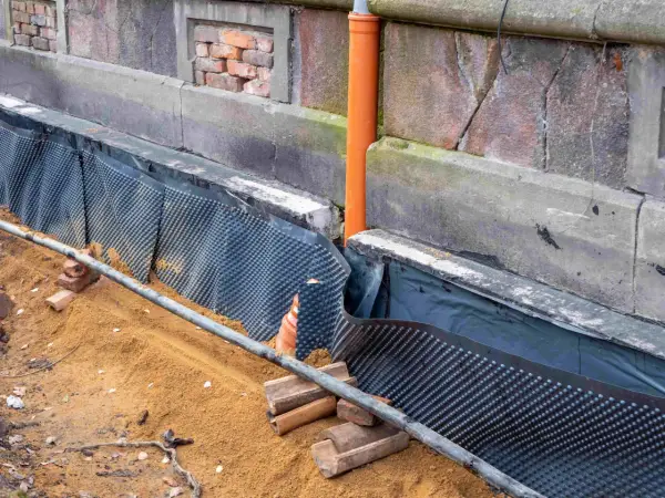 Jak skutecznie zaizolować stary fundament i uchronić budynek przed wilgocią