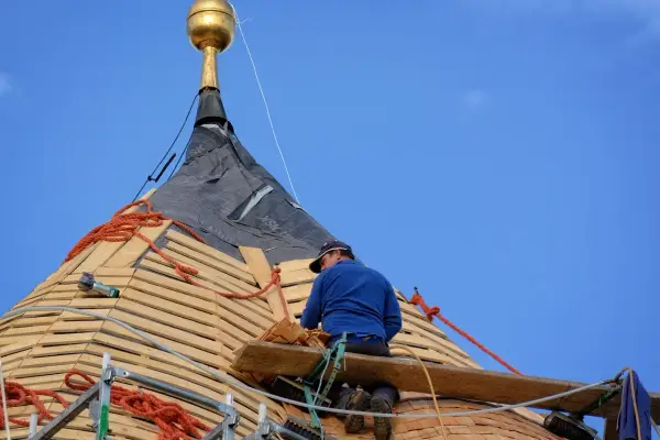 Ile zarabia dekarz w Holandii? Zaskakujące stawki i warunki pracy